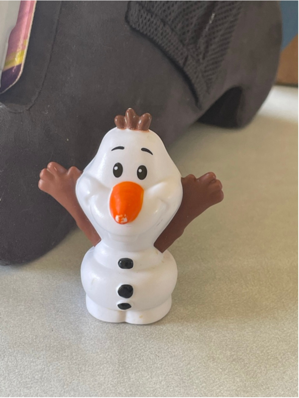 Fisher-Price Little People figure of Olaf from Disney's Frozen 2.7”